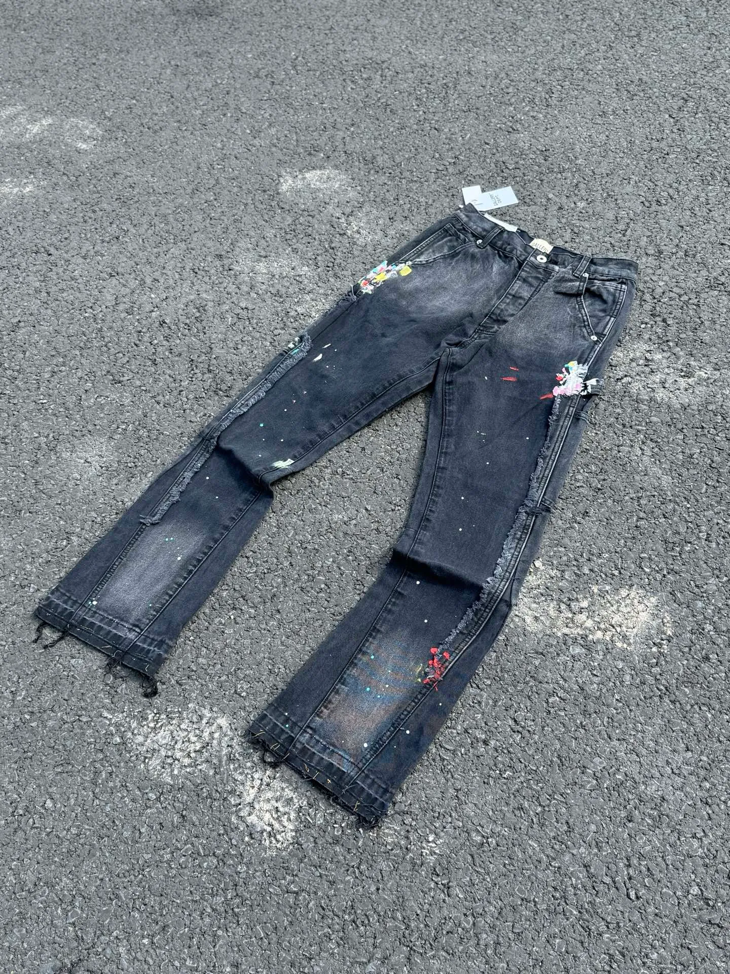 #8168 P250💰 GALLERY DEPT American retro splash-ink splicing micro-horn logging overalls raw edge jeans - Original purchase and pattern making to truly restore the ultimate texture of Vintage - Original hardware accessories, washed and other elevators, QR code analysis are all purchased from the original factory, high degree of restoration, welcome to compare with a certain product ~ - Three-dimensional version Loose and comfortable, not picky about the figure, taller and slimmer, factory Seiko, original factory quality control, same style for men and women, can be matched with couples Versatile recommendation: must-have jeans for all seasons Size: S-XXL (28-36)